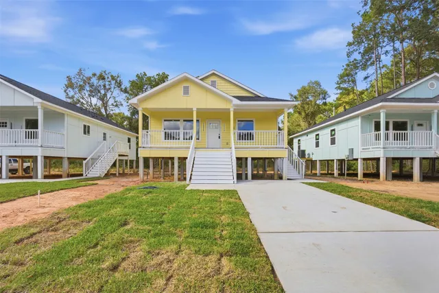 a view of a yard in front of house
