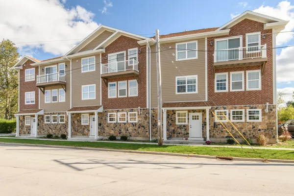 $2,350 | 205 Fox Street, Mukwonago, WI 53149