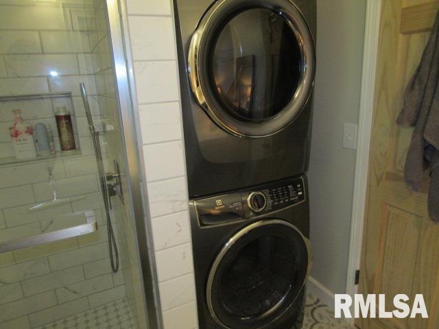 72 Shewmaker Road Cave In Rock, IL 62919 - Photo 19 of 43 a close view of a utility room with dryer and washer
