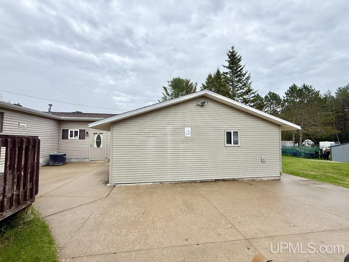 3873 14.5 Road Escanaba, MI 49829 - Photo 4 of 41