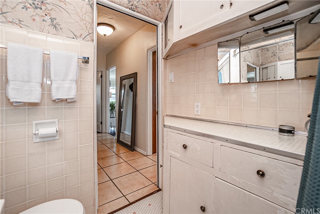 2375 Oregon Avenue Long Beach, CA 90806 - Photo 20 of 26 Restoom #1