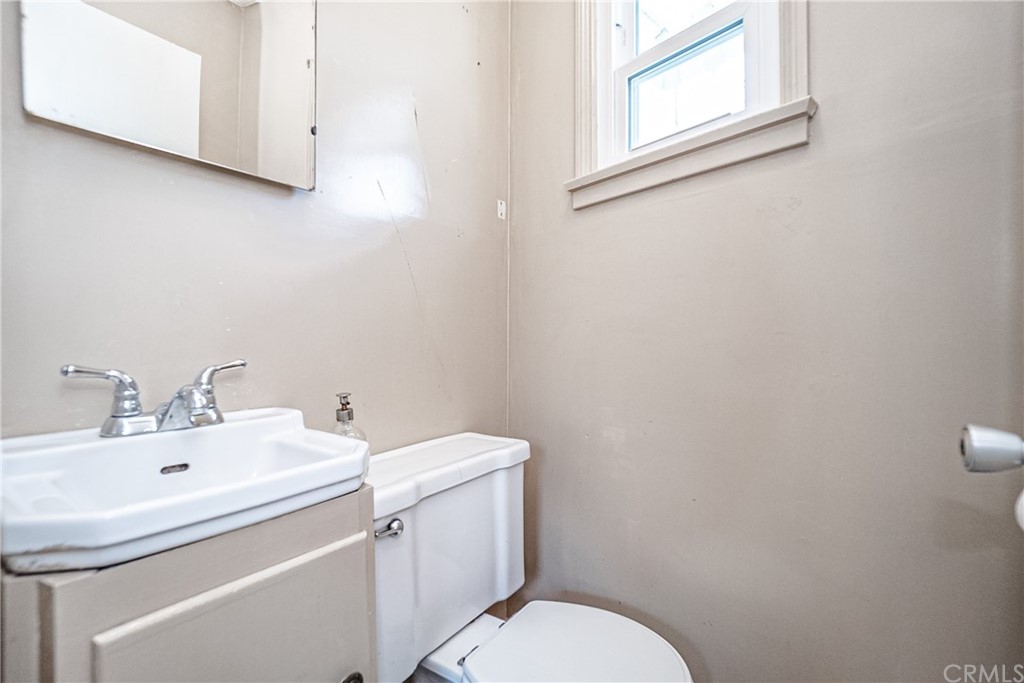2375 Oregon Avenue Long Beach, CA 90806 - Photo 22 of 26 Restroom #2