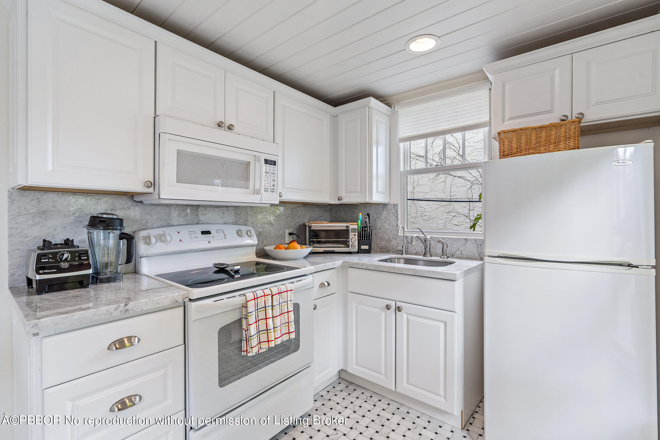 255 Valencia Road West Palm Beach, FL 33401 - Photo 34 of 41 Guest House Kitchen