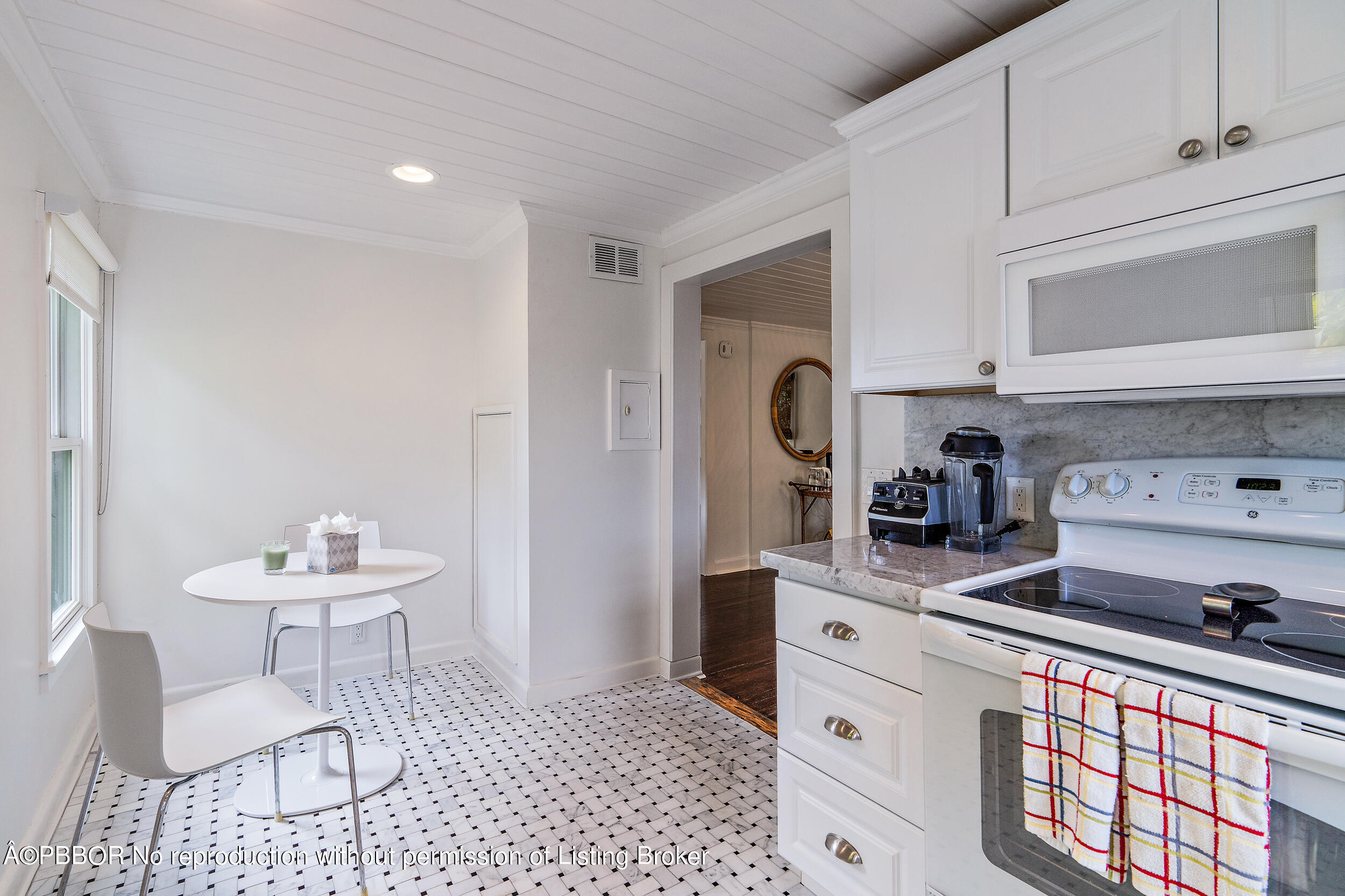 255 Valencia Road West Palm Beach, FL 33401 - Photo 35 of 41 Guest House Kitchen