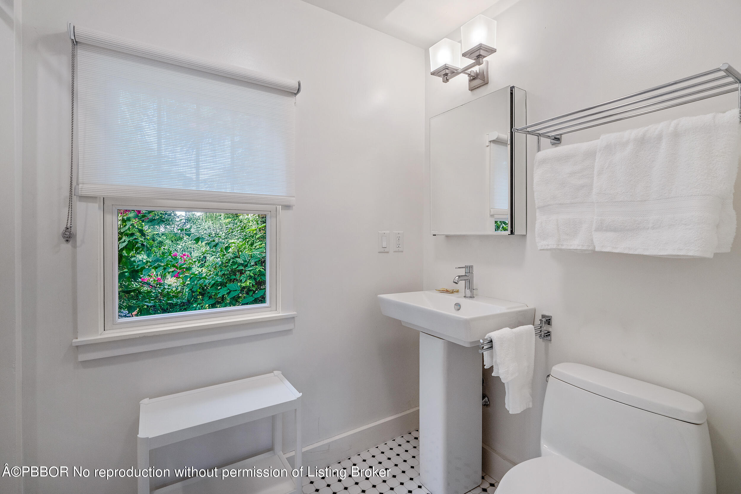 255 Valencia Road West Palm Beach, FL 33401 - Photo 37 of 41 Guest House Full Bath
