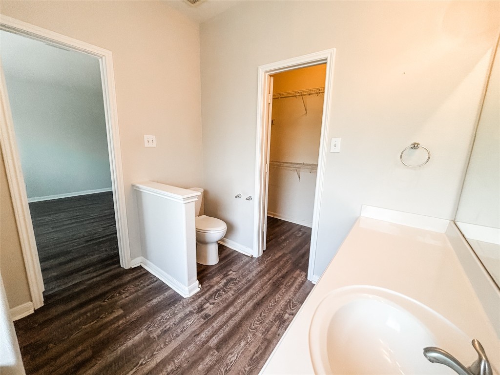 22527 Sweetglen Court Spring, TX 77373 - Photo 26 of 31 Primary restroom