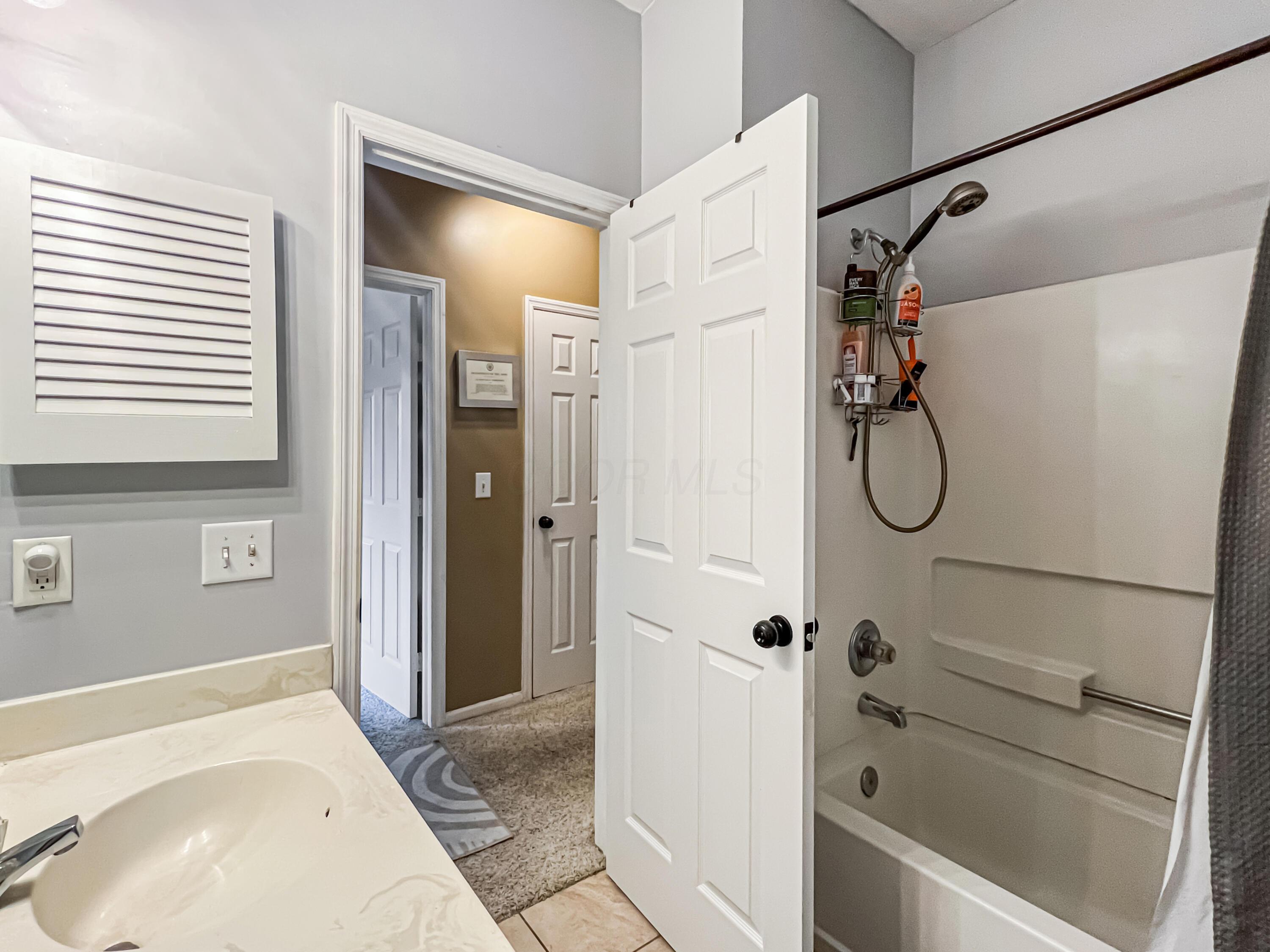6124 Inishmore Lane Dublin, OH 43017 - Photo 13 of 31 Hall Full Bath