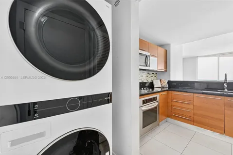 $800,000 | 244 Biscayne Boulevard, Unit 3702, Miami, FL 33132