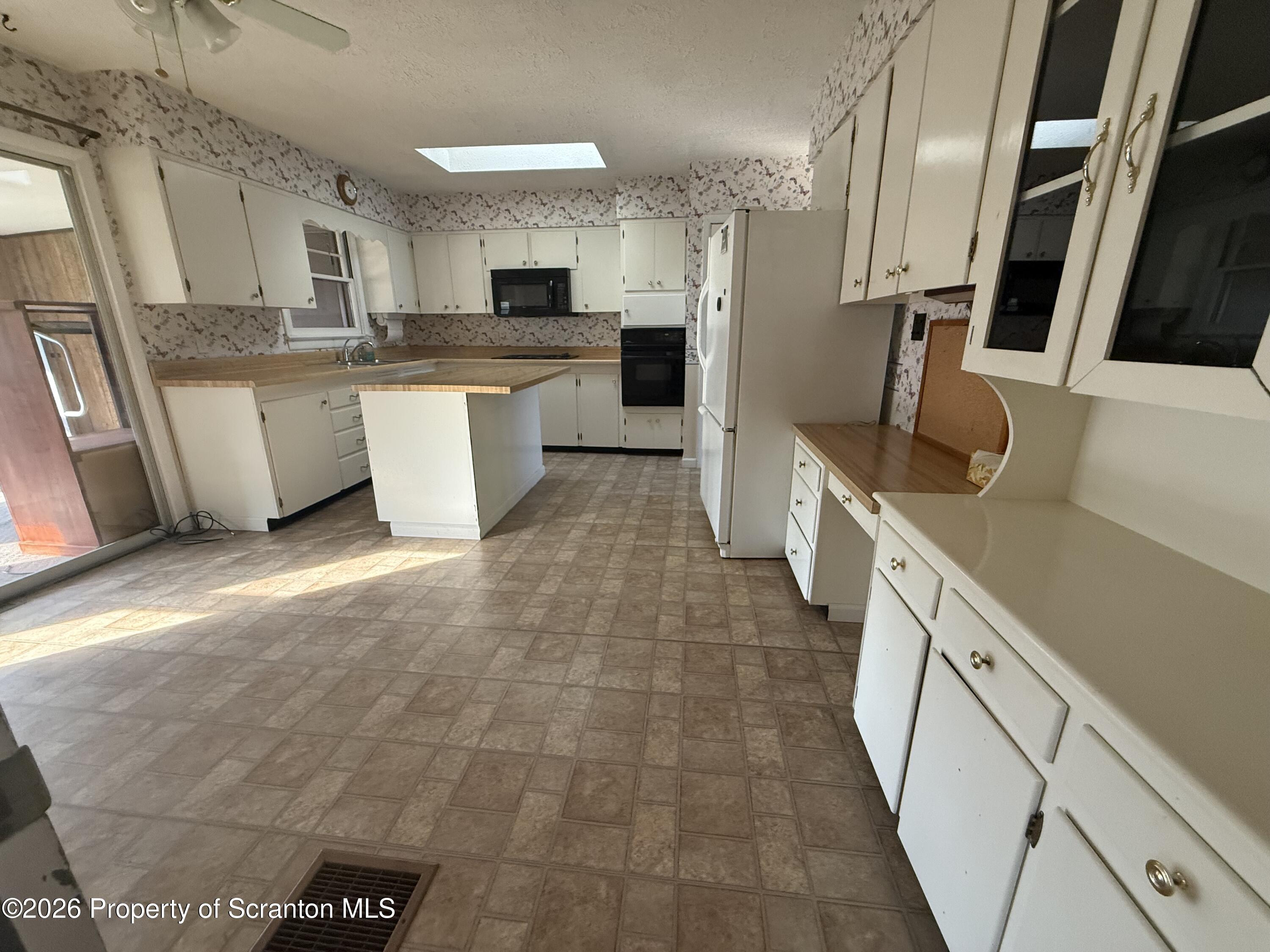 739 Cortez Road Lake Ariel, PA 18436 - Photo 7 of 27 Eating area