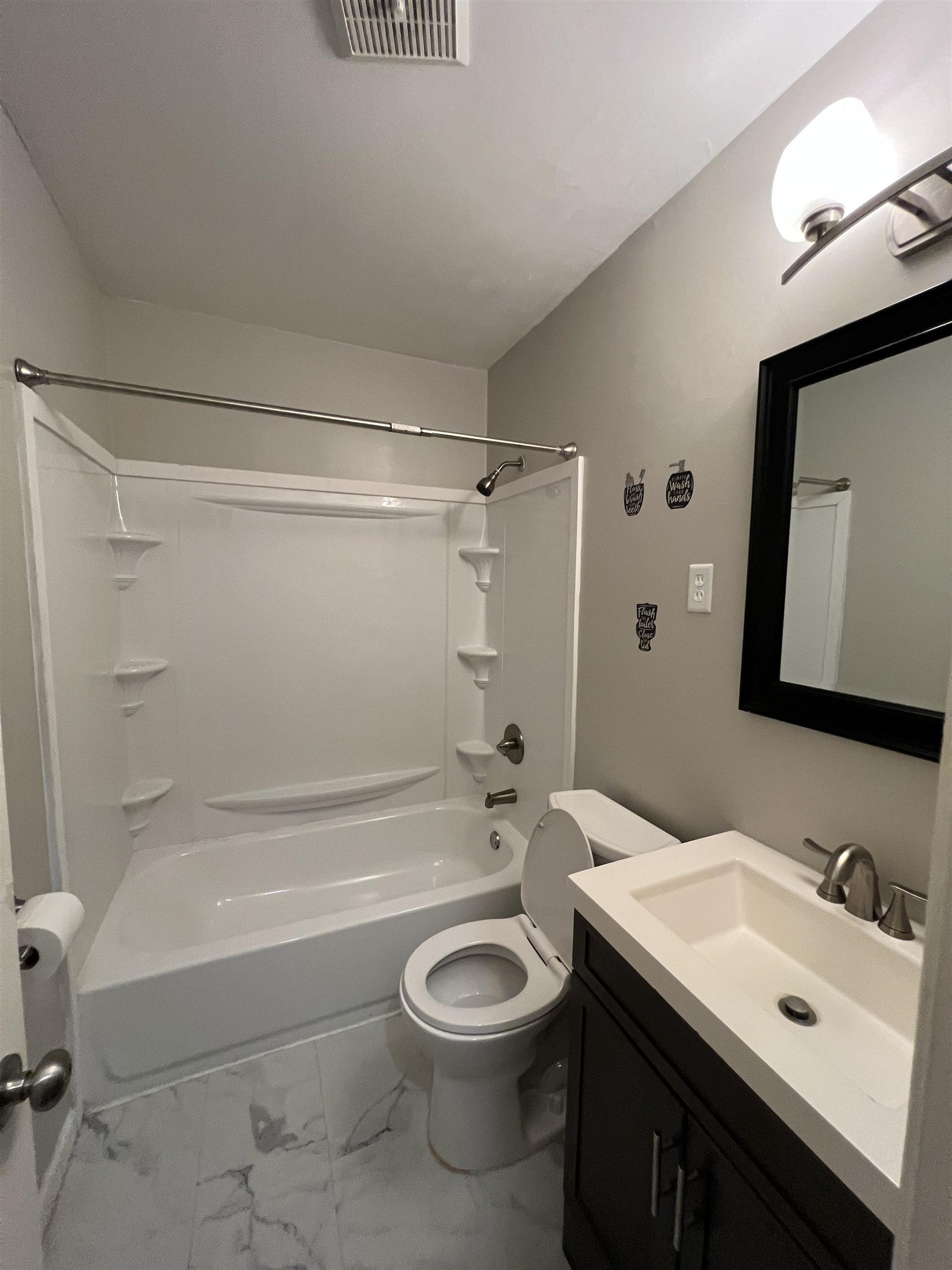 1653 Colonial Road Memphis, TN 38117 - Photo 10 of 15 a bathroom with a sink a toilet and a bathtub