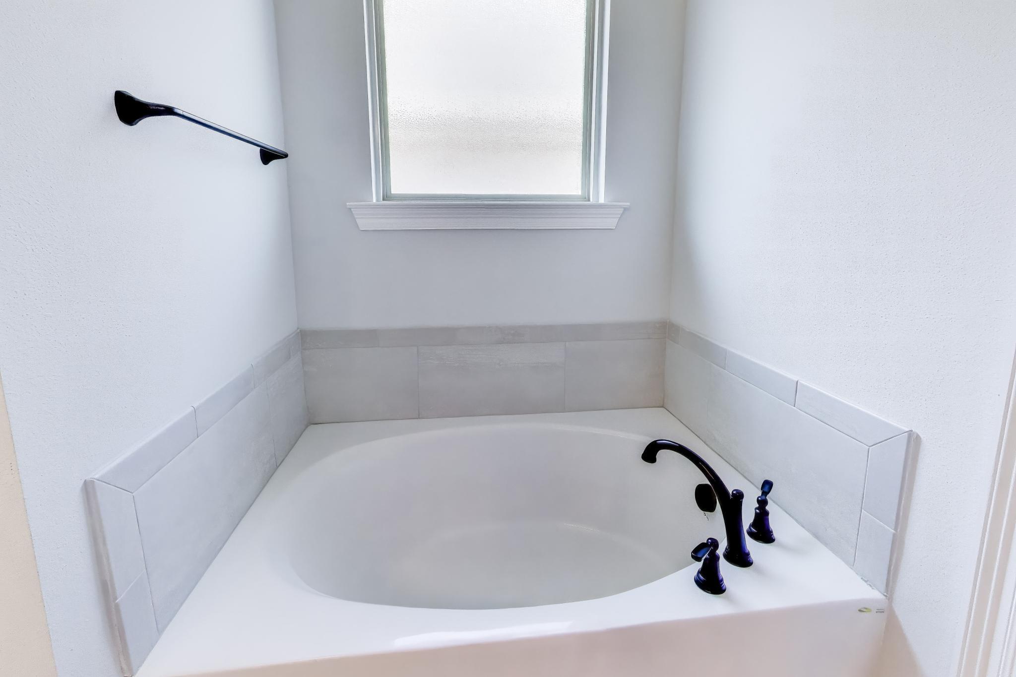 46 East Tweet Street Freeport, FL 32439 - Photo 22 of 59 a bathroom with a bathtub