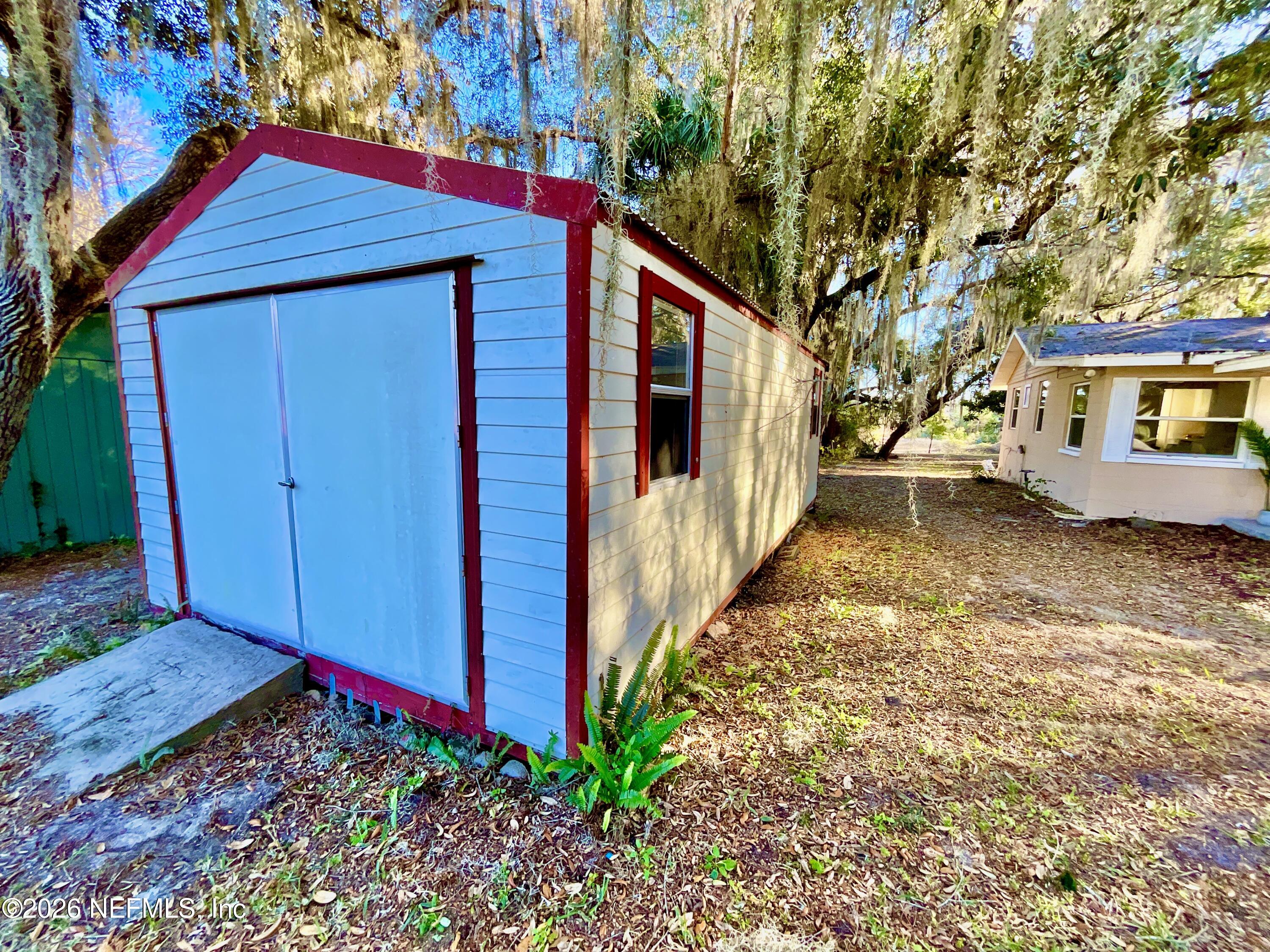 111 2nd Street Melrose, FL 32666 - Photo 33 of 36 a view of a backyard with pathway
