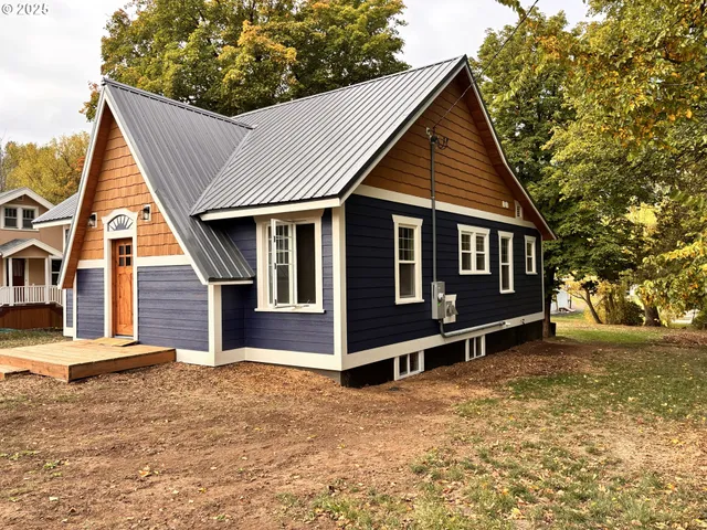 a view of a house with a yard