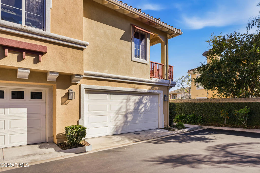 2964 Camelita Way, Unit C Simi Valley, CA 93063 - Photo 39 of 42 a front view of a house with garden
