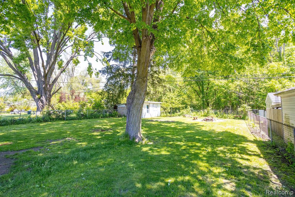 21706 Power Road Farmington Hills, MI 48336 - Photo 6 of 27