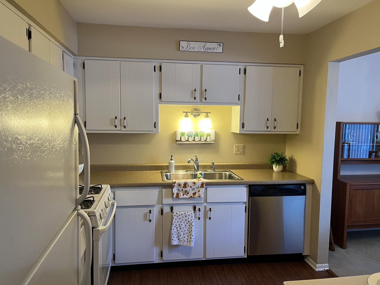 1607 Thames Court, Unit D Wheaton, IL 60189 - Photo 5 of 13