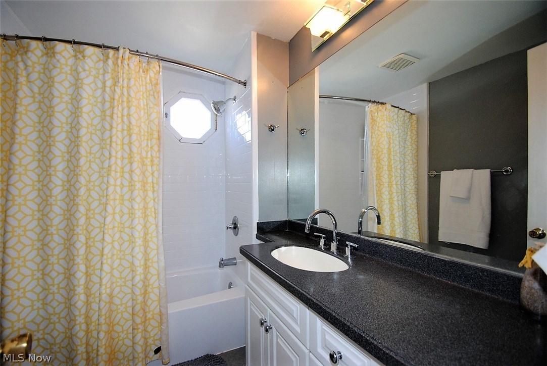 2401 Queenston Road Cleveland, OH 44118 - Photo 15 of 19 Updated second floor bath.