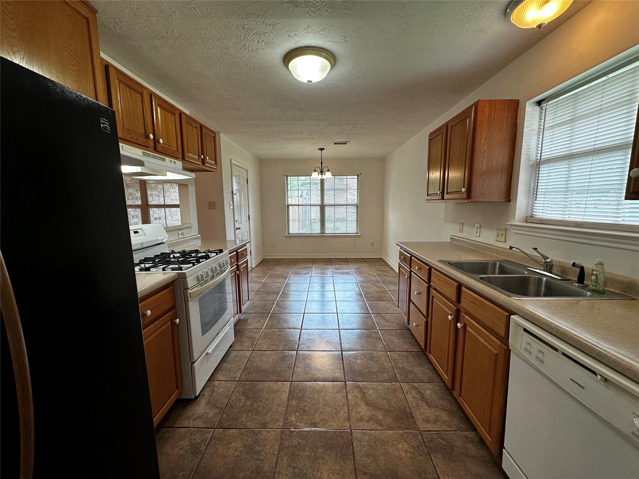 1400 Prairie Drive Bryan, TX 77802 - Photo 6 of 18 Functional kitchen with ample cabinet space, a gas range, and durable tiled flooring.