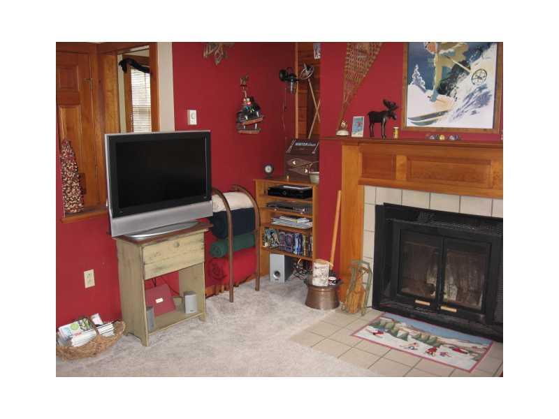 35 Winsor Green Road, Unit 29 Naples, ME 04055 - Photo 7 of 26 Living Room.