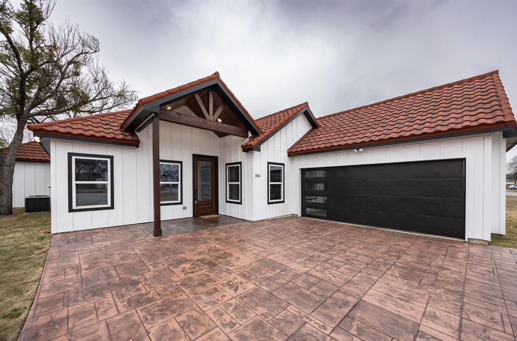 104 Mansfield Road Cleburne, TX 76031 - Photo 3 of 36