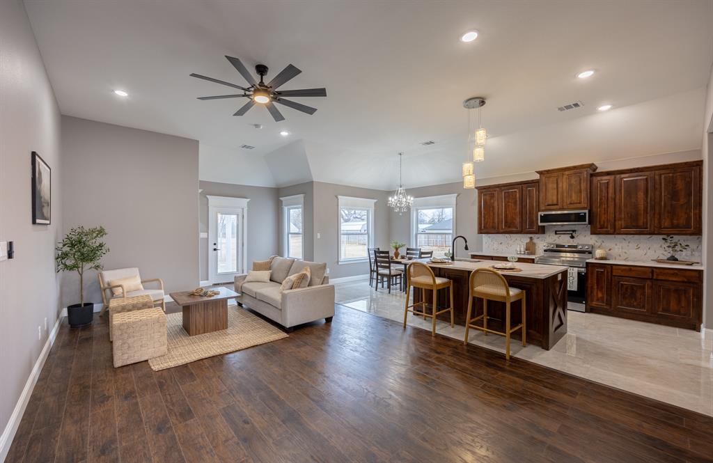 104 Mansfield Road Cleburne, TX 76031 - Photo 5 of 36