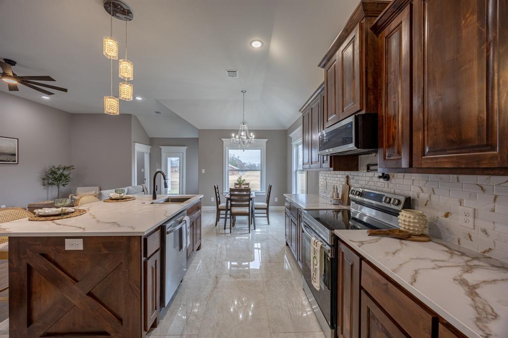 104 Mansfield Road Cleburne, TX 76031 - Photo 7 of 36