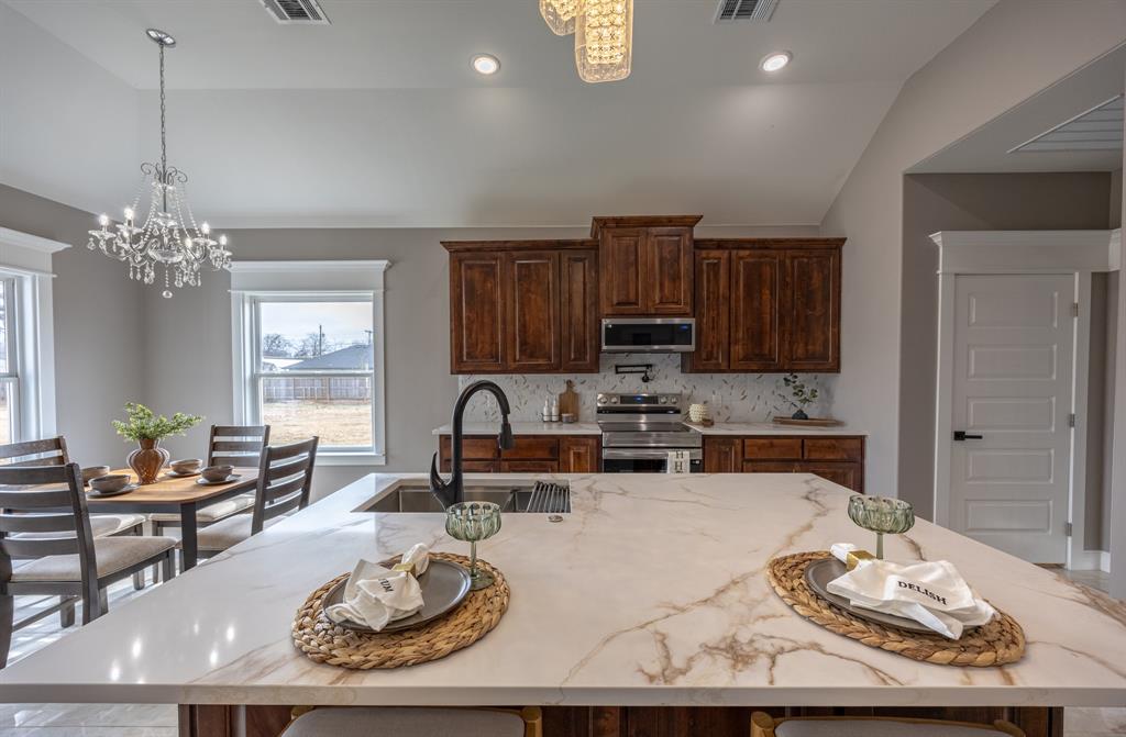 104 Mansfield Road Cleburne, TX 76031 - Photo 9 of 36