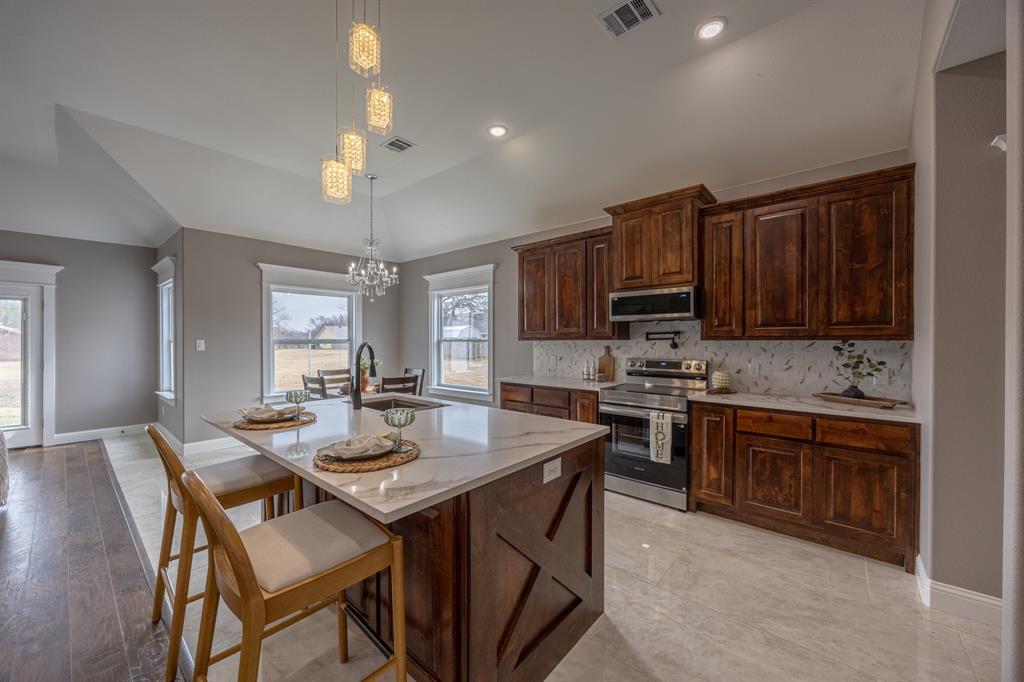 104 Mansfield Road Cleburne, TX 76031 - Photo 10 of 36