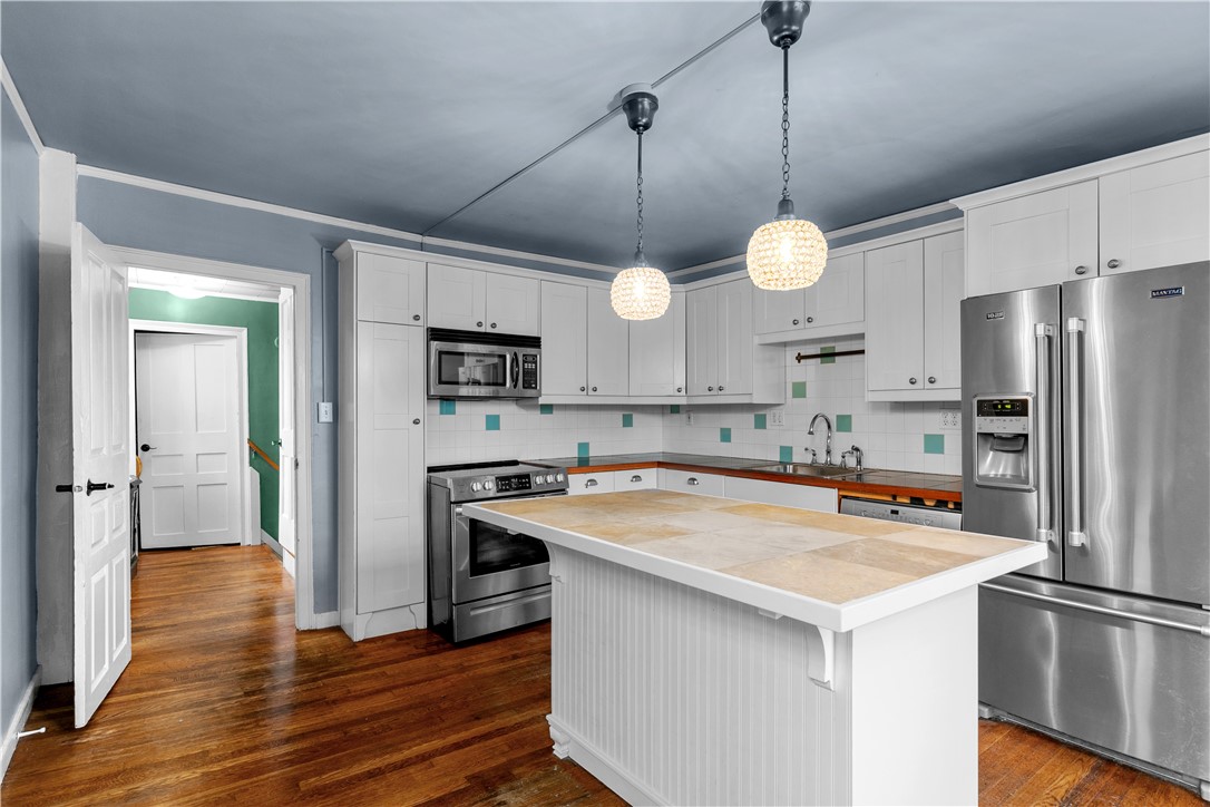 299 West Main Road Middletown, RI 02842 - Photo 15 of 49