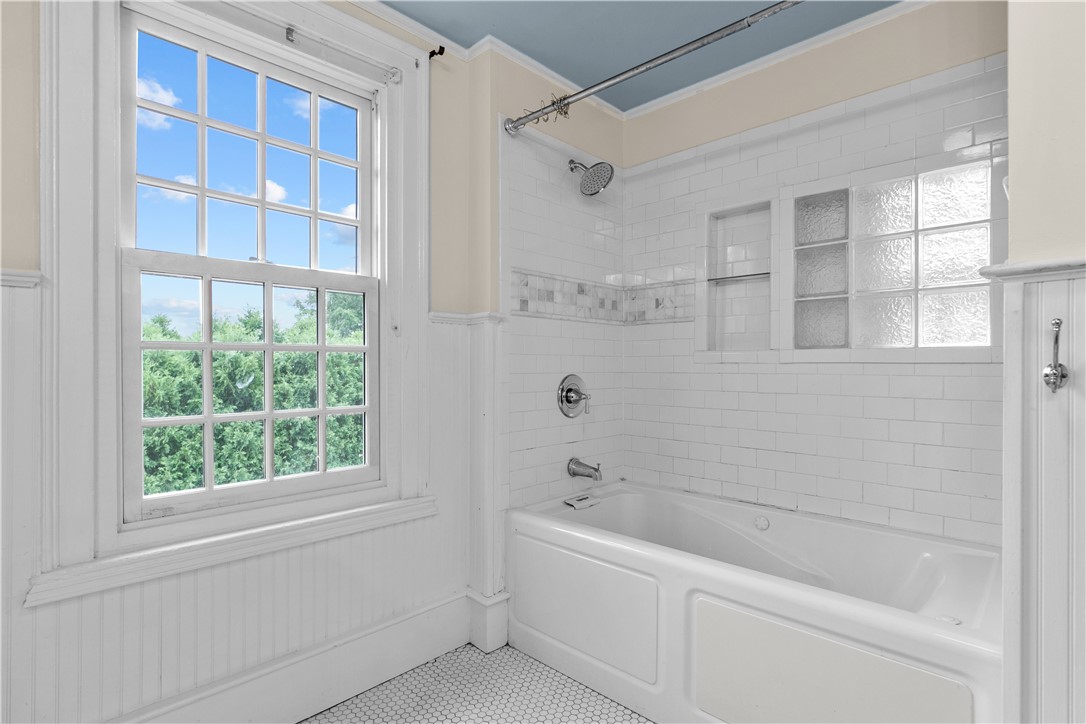299 West Main Road Middletown, RI 02842 - Photo 23 of 49