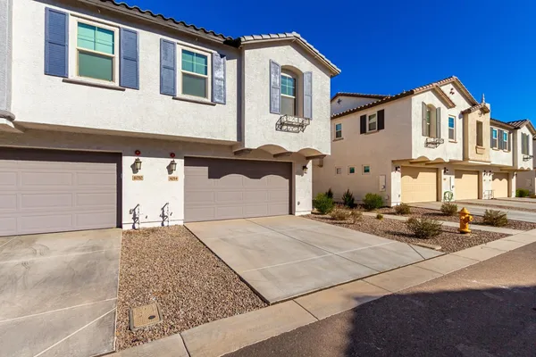 $2,295 | 4054 East Amoroso Drive, Gilbert, AZ 85296