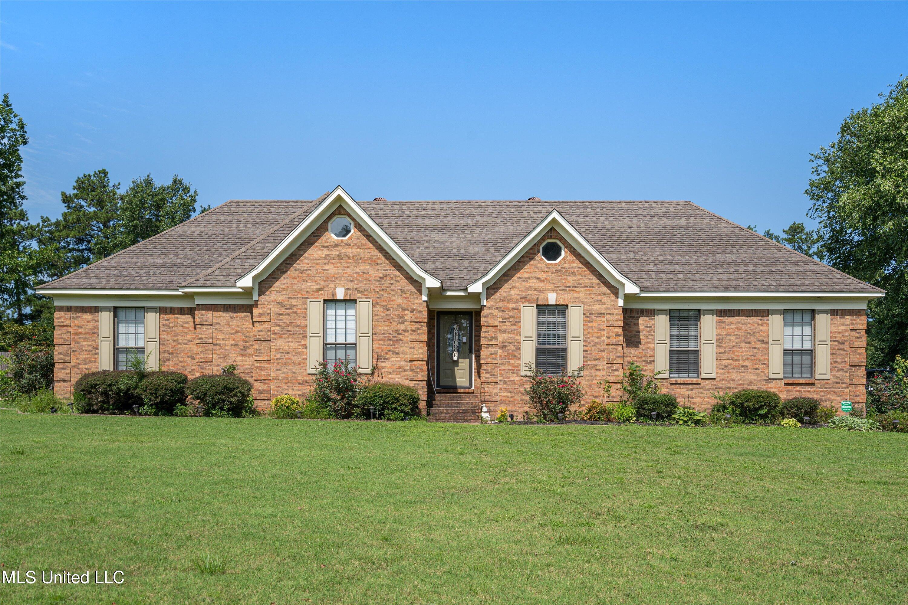 2418 Country Club Road Senatobia, MS 38668 - Photo 2 of 11 01-DSC7404