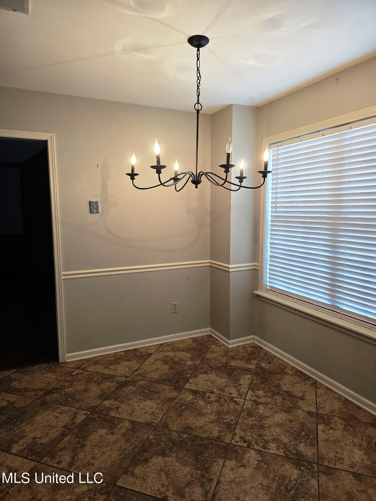 2418 Country Club Road Senatobia, MS 38668 - Photo 10 of 11 Breakfast room new fixture