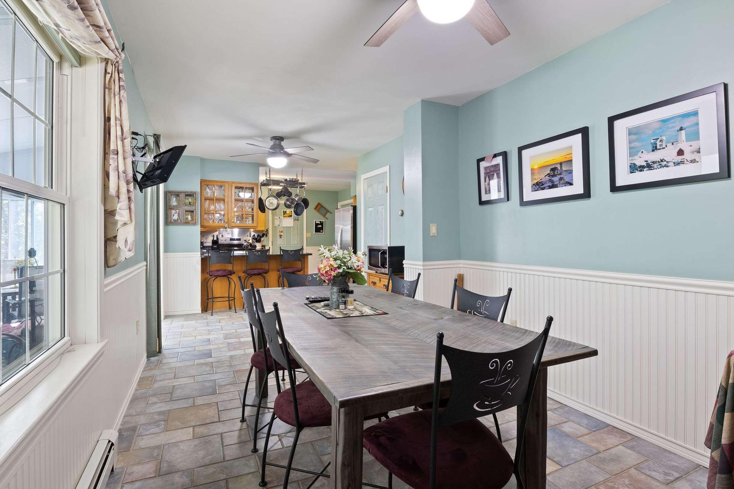 21 North Village Road York, ME 03902 - Photo 10 of 35 Dining room