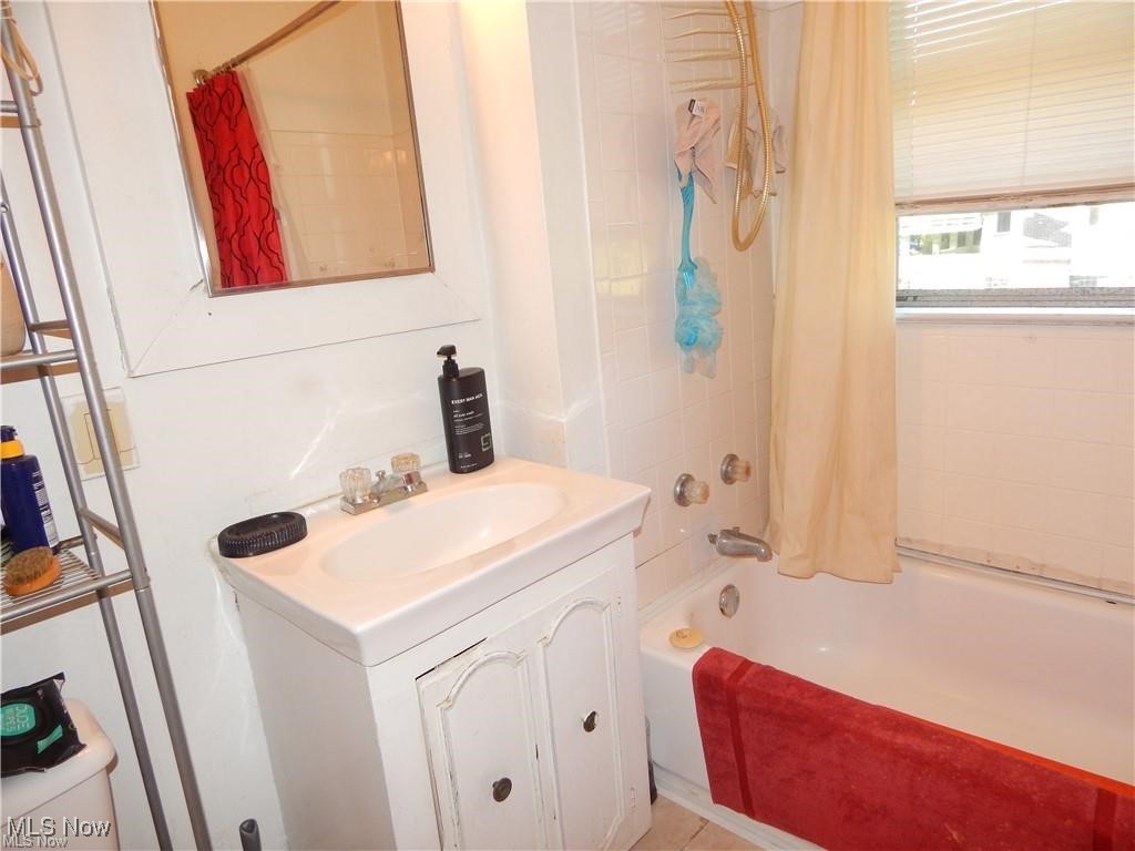 1237 Rozelle Avenue Cleveland, OH 44112 - Photo 9 of 15 Bathroom with shower / tub combo