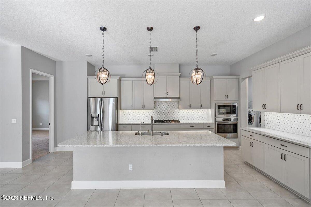 26 Woodview Court Ponte Vedra, FL 32081 - Photo 7 of 71 a large kitchen with stainless steel appliances