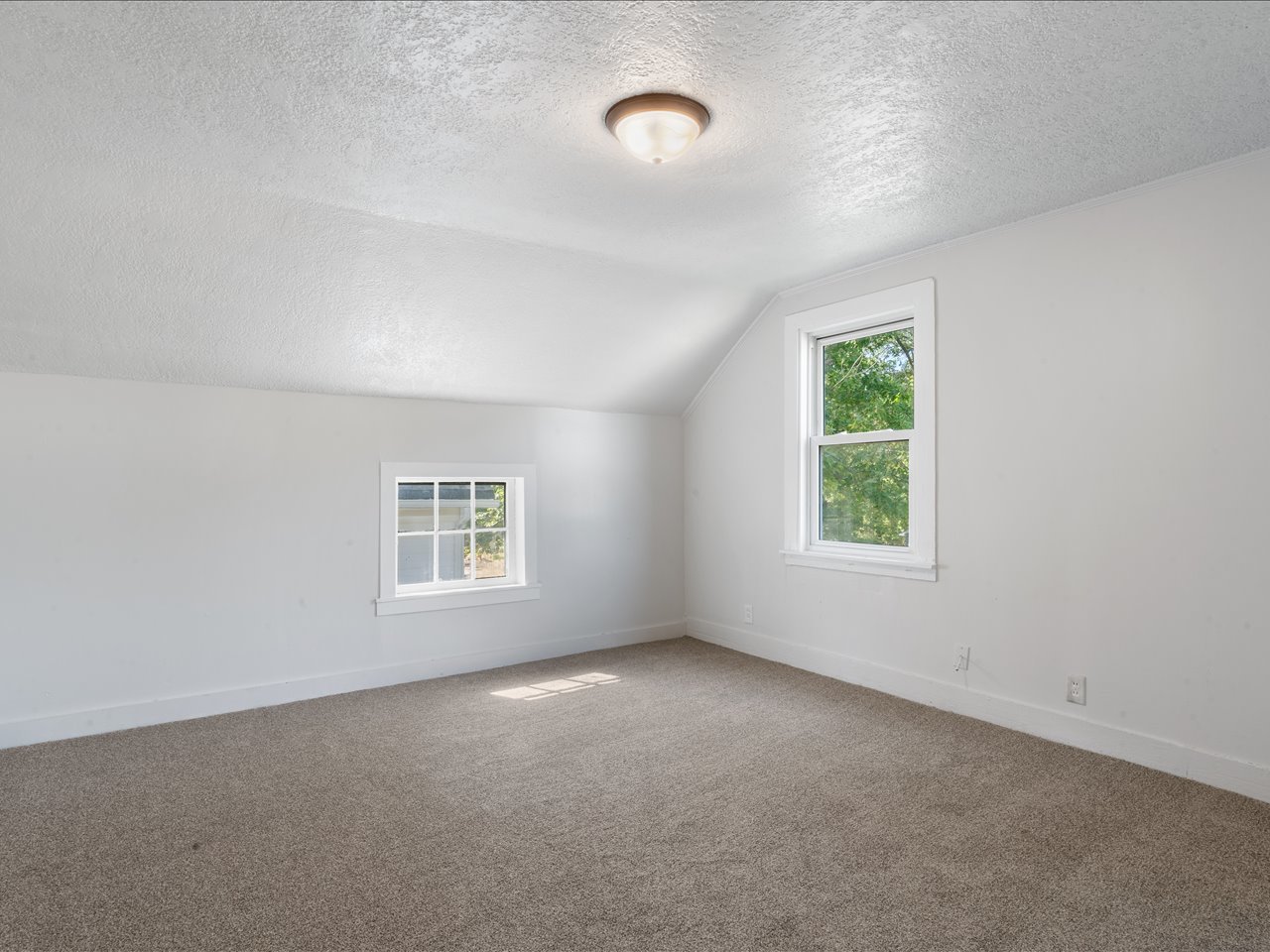 1186 24th Street Moline, IL 61265 - Photo 22 of 27 an empty room with windows