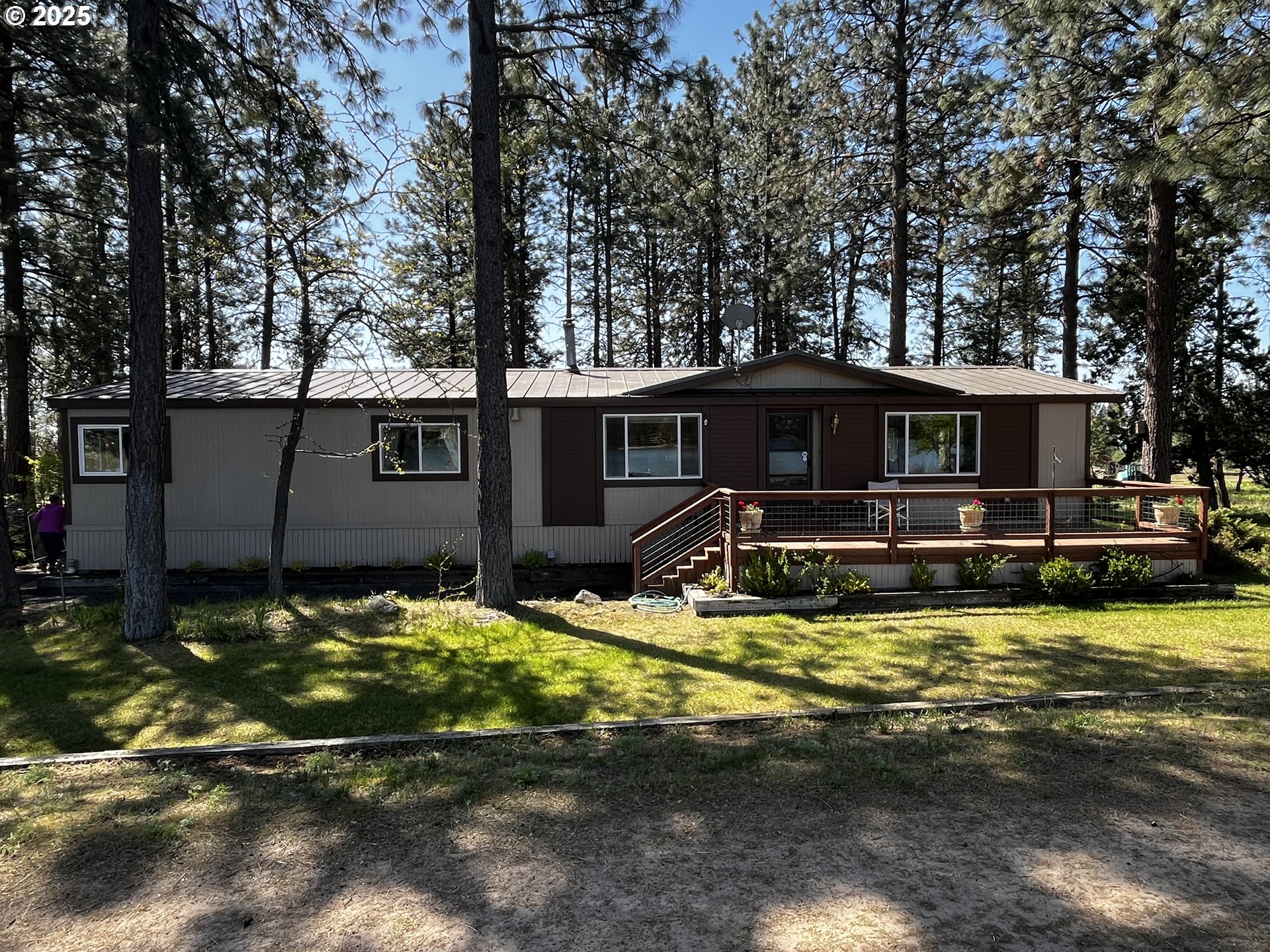 a view of a house with swimming pool and a yard