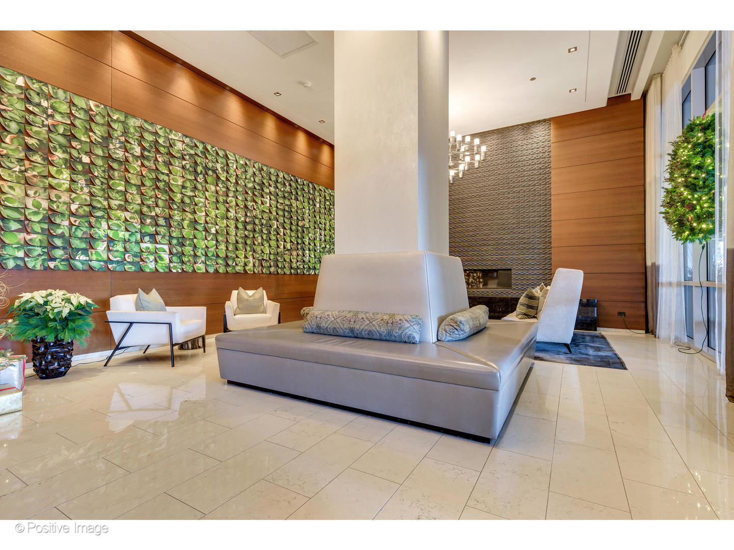 1201 South Prairie Avenue, Unit 2402 Chicago, IL 60605 - Photo 28 of 32 a living room with furniture and a potted plant