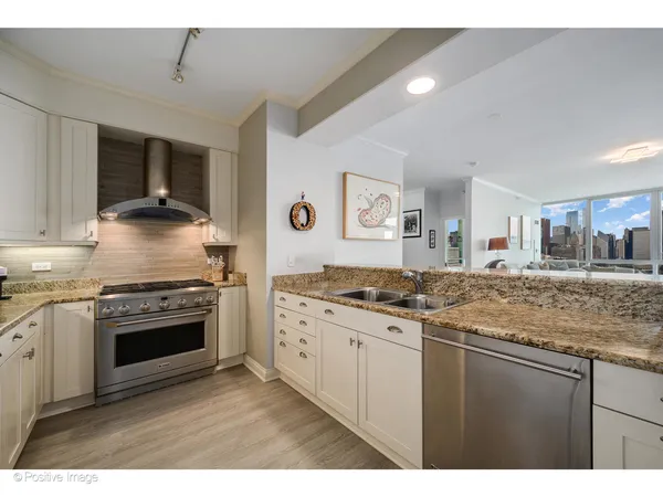 $899,000 | 1201 South Prairie Avenue, Unit 2402, Chicago, IL 60605