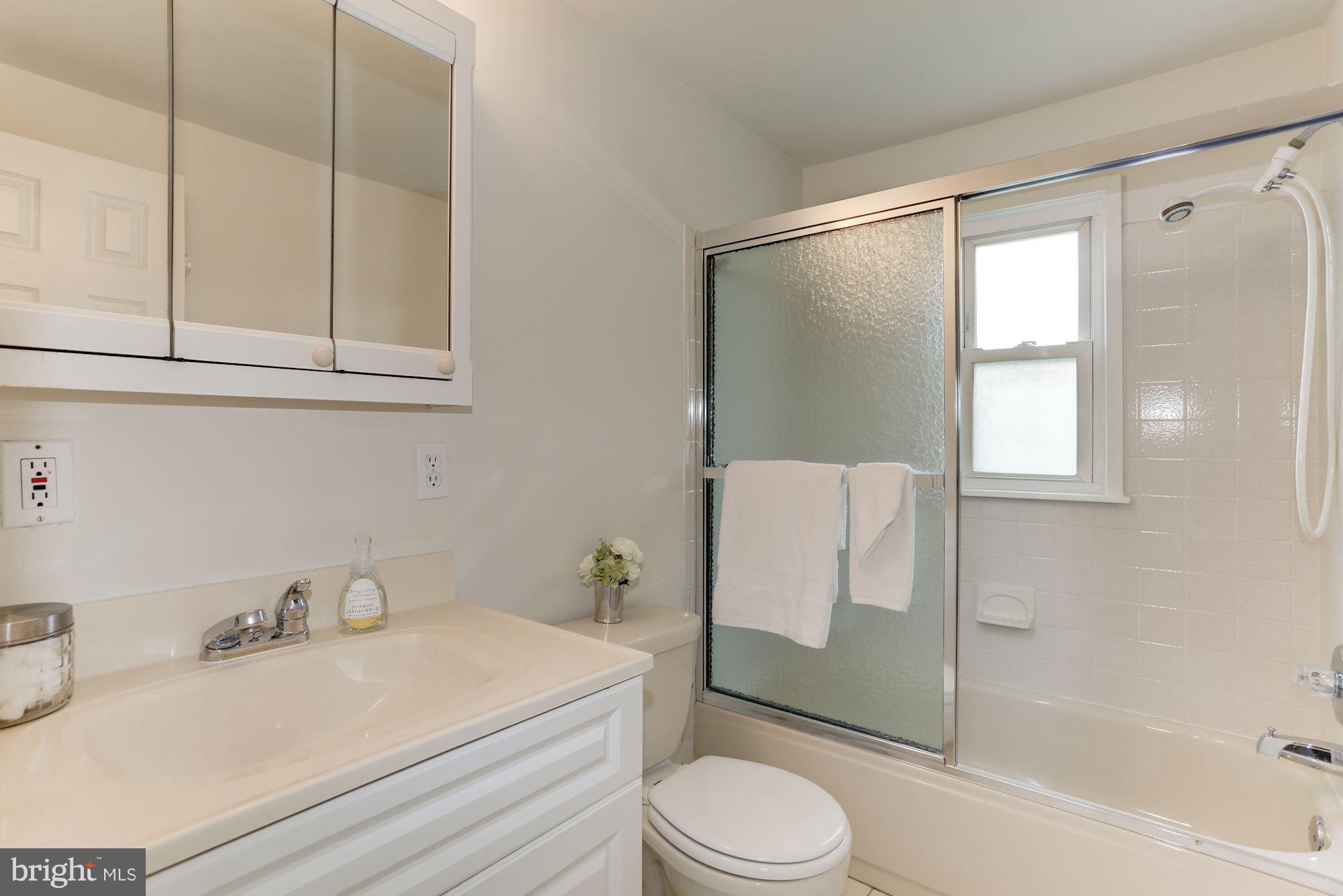 10118 Renfrew Road Silver Spring, MD 20901 - Photo 17 of 30 Bath