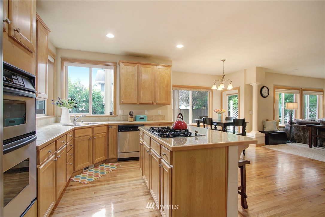1016 Lawton Road Lynnwood, WA 98036 - Photo 2 of 21