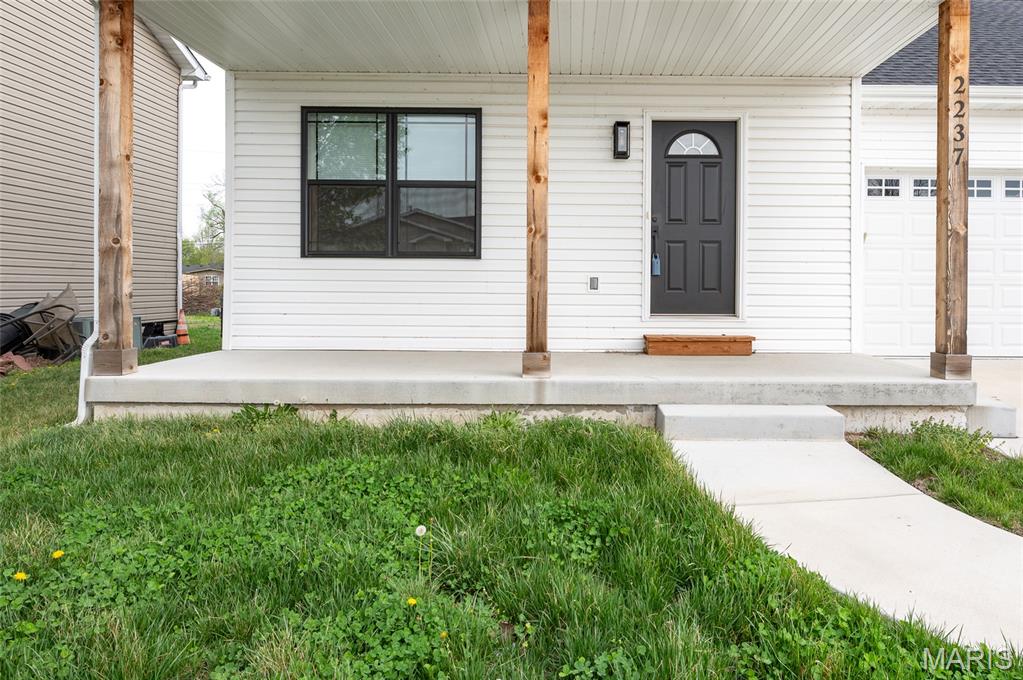 2237 Hunters Point Drive Granite City, IL 62040 - Photo 2 of 30