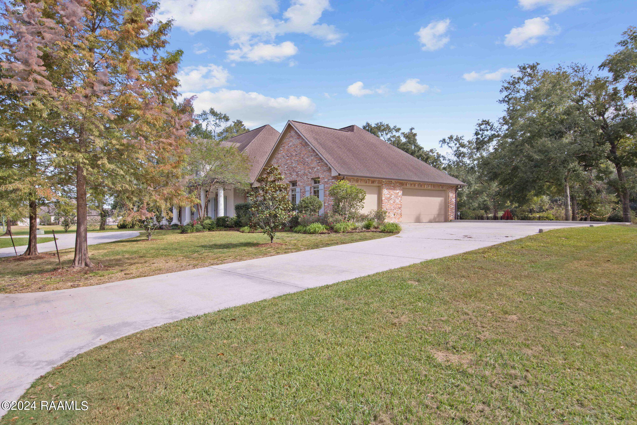 335 Travailleur Road Lafayette, LA 70506 - Photo 2 of 46 Front Right Side of Home