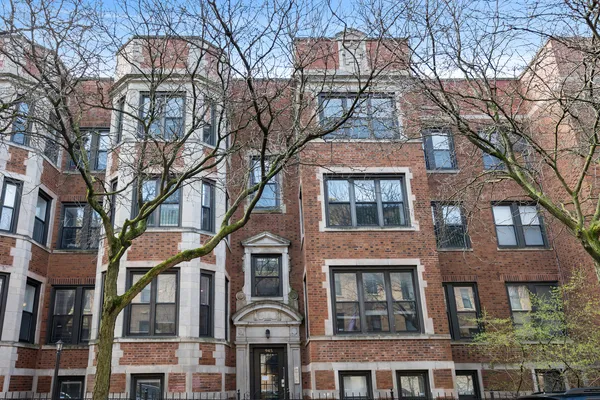 $2,495 | 945 West Gordon Terrace, Unit 1E, Chicago, IL 60613