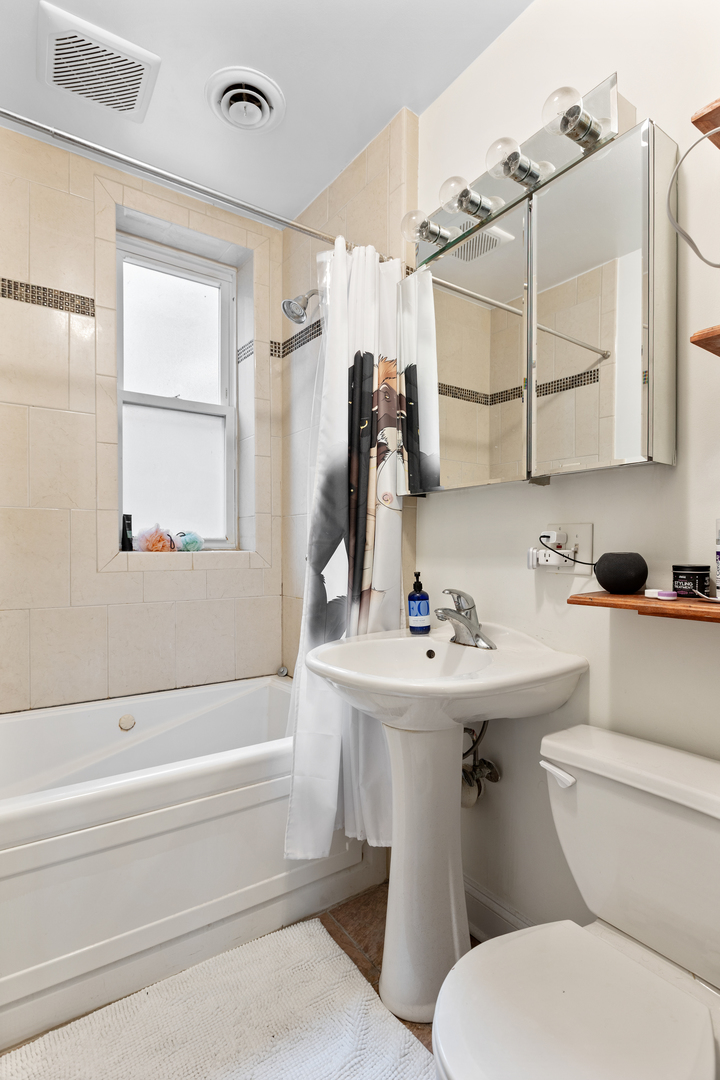 945 West Gordon Terrace, Unit 1E Chicago, IL 60613 - Photo 13 of 15