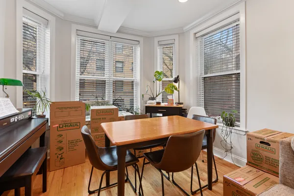 $2,495 | 945 West Gordon Terrace, Unit 1E, Chicago, IL 60613