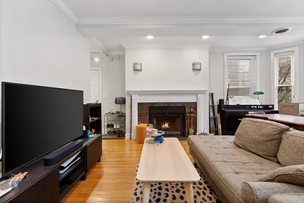 $2,495 | 945 West Gordon Terrace, Unit 1E, Chicago, IL 60613