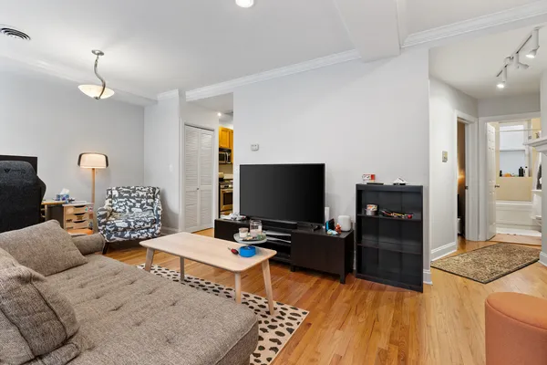 $2,495 | 945 West Gordon Terrace, Unit 1E, Chicago, IL 60613