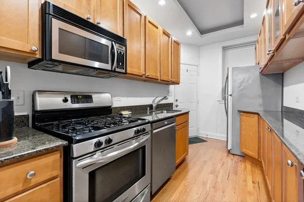 $2,495 | 945 West Gordon Terrace, Unit 1E, Chicago, IL 60613